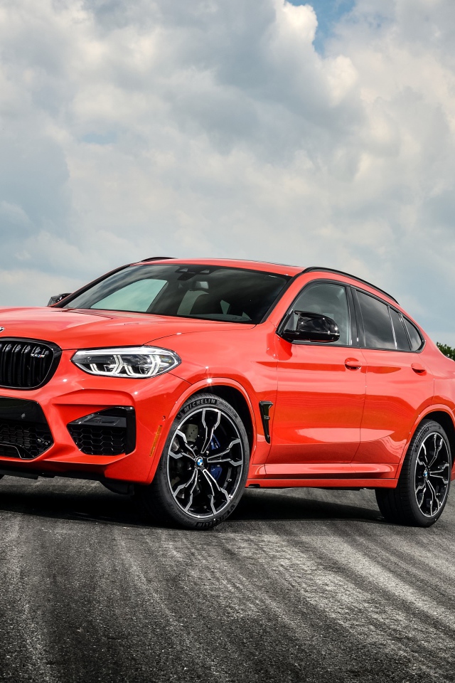 Новый автомобиль BMW X4 M Competition, 2020 года на асфальте