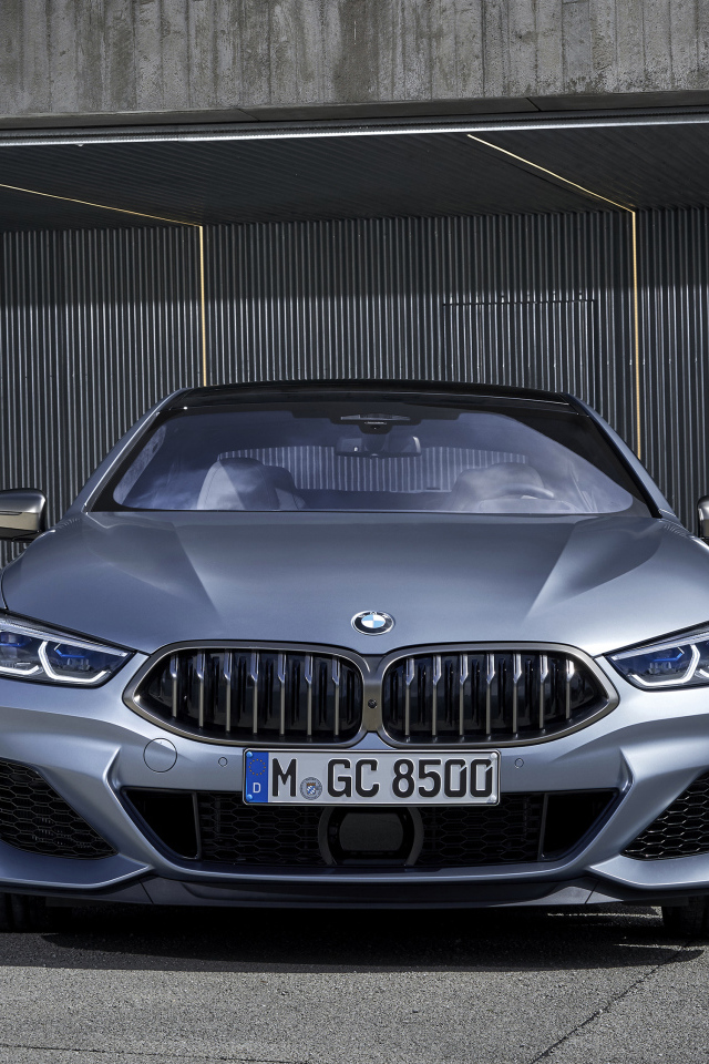 Серебристый автомобиль BMW M850i XDrive, 2019 года в гараже