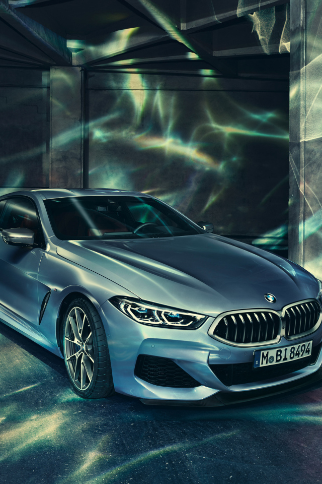 Серебристый автомобиль BMW 8 Series 2019 года 