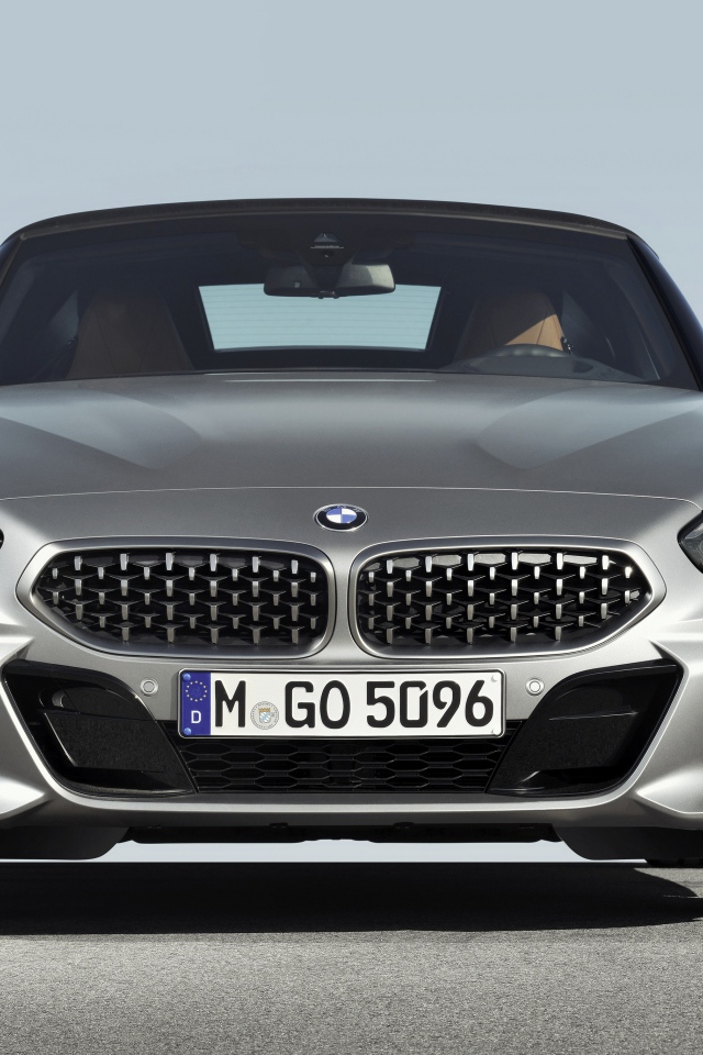 Серебристый автомобиль BMW Z4 вид спереди