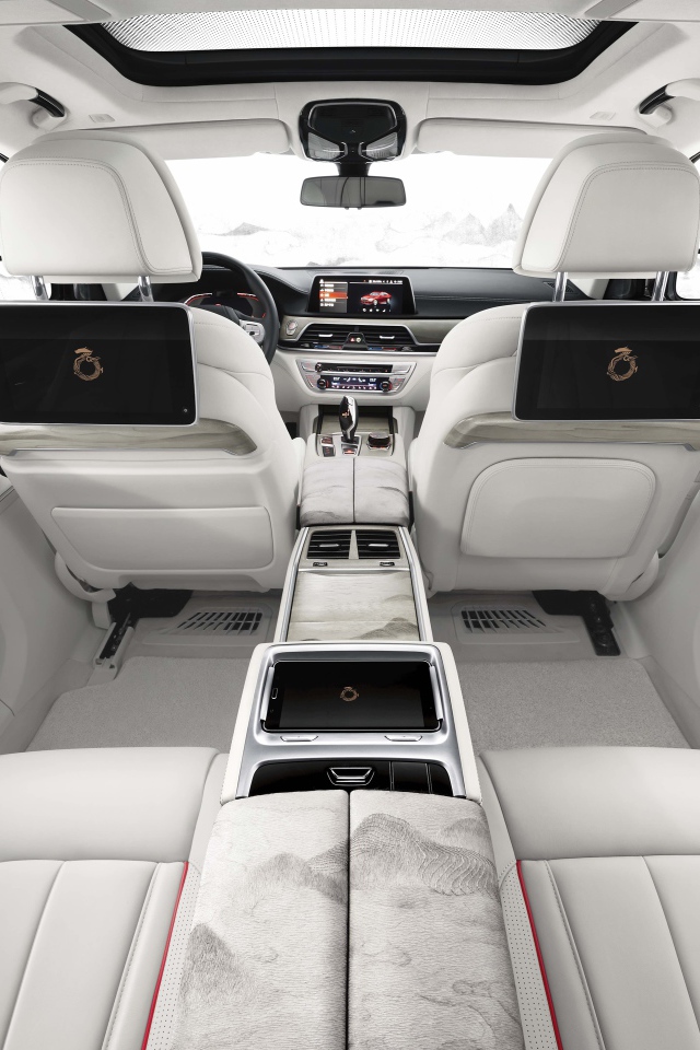 Просторный салон автомобиля BMW 7,  2019 года