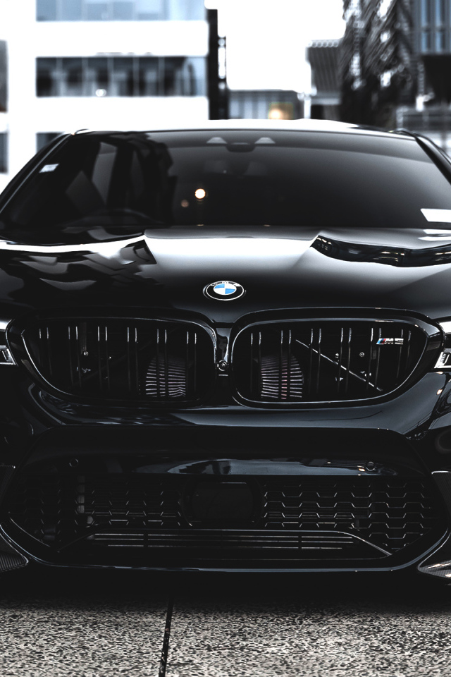 Стильный черный BMW M5 на улице