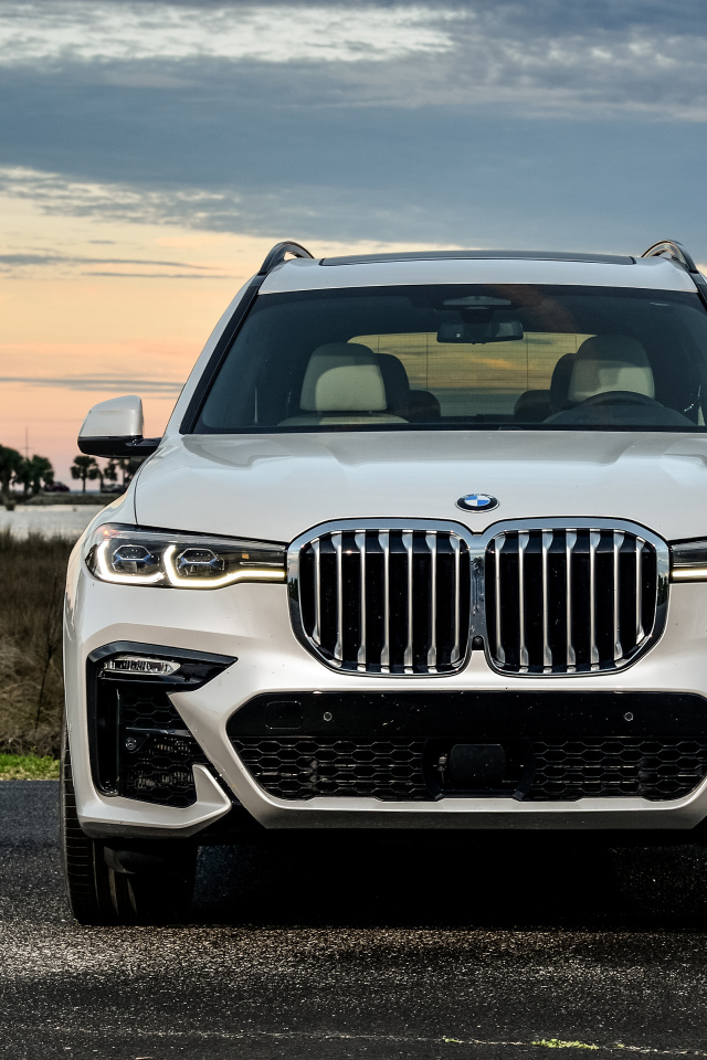 Белый внедорожник BMW X7 XDrive50i M Sport, 2020 года на фоне неба