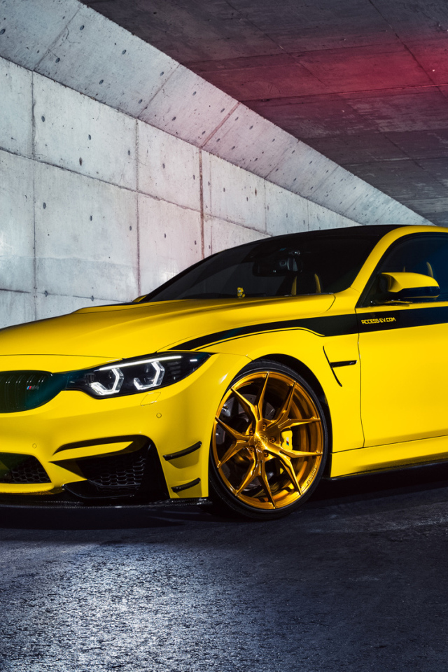 Желтый автомобиль BMW M4 в тоннеле 