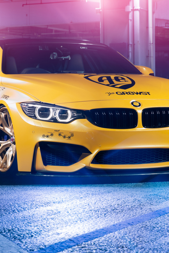Желтый автомобиль BMW M4 в гараже 