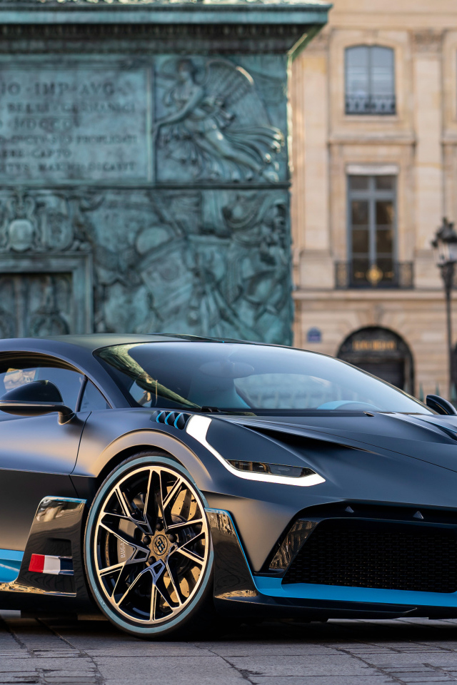 Черный автомобиль Bugatti Divo на улице Парижа