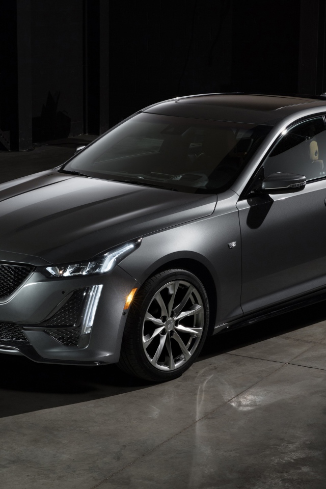 Серебристый автомобиль  Cadillac CT5 Sport, 2020 года 