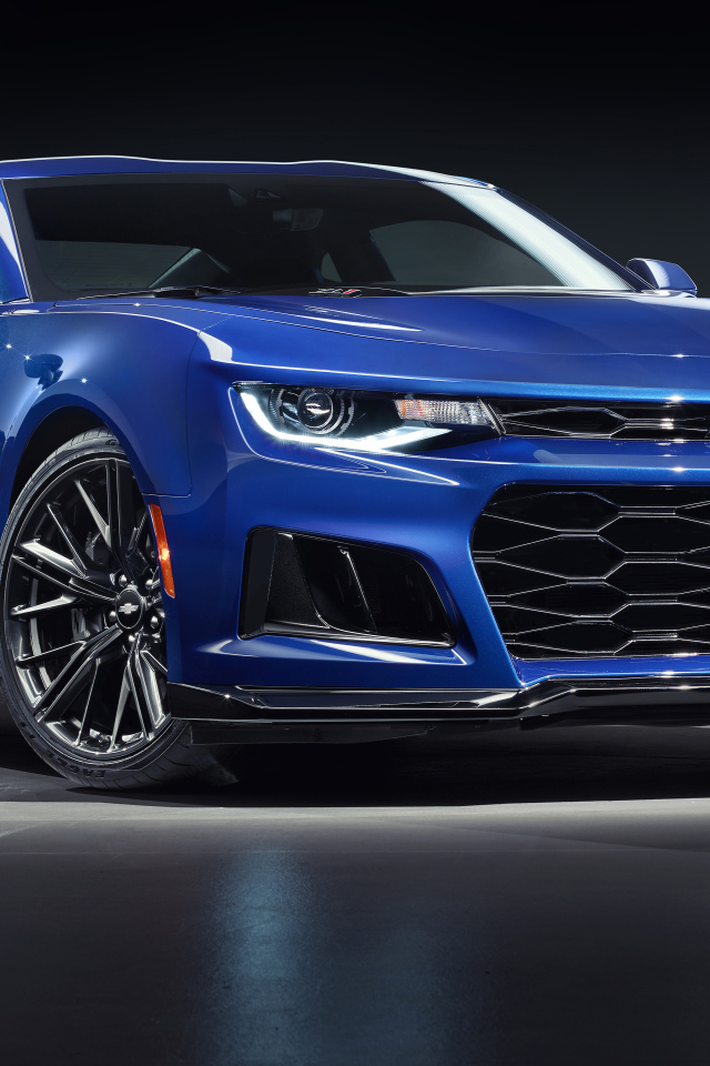 Синий автомобиль Chevrolet Camaro ZL1, 2019 года на сером фоне