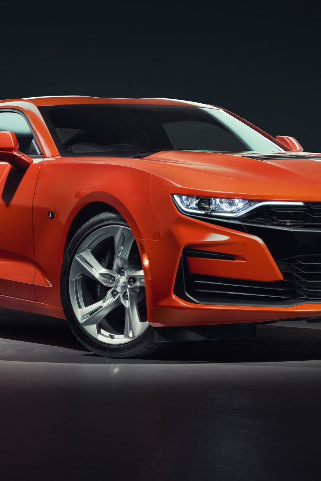 Красный автомобиль Chevrolet Camaro 2SS, 2019 года на сером фоне