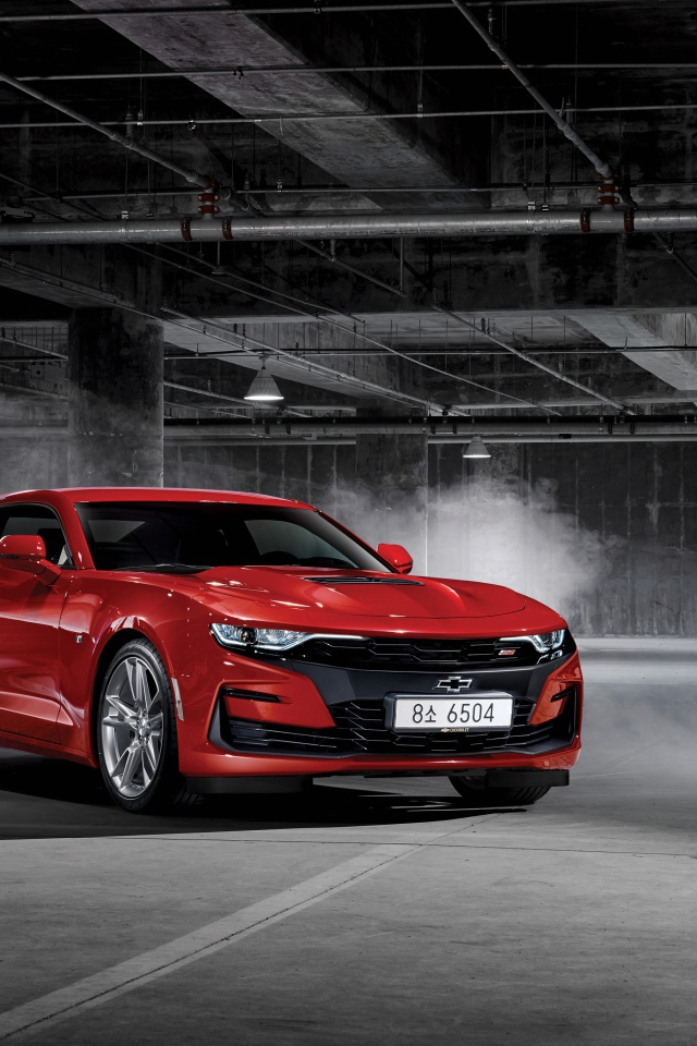 Красный спортивный Chevrolet Camaro SS в гараже