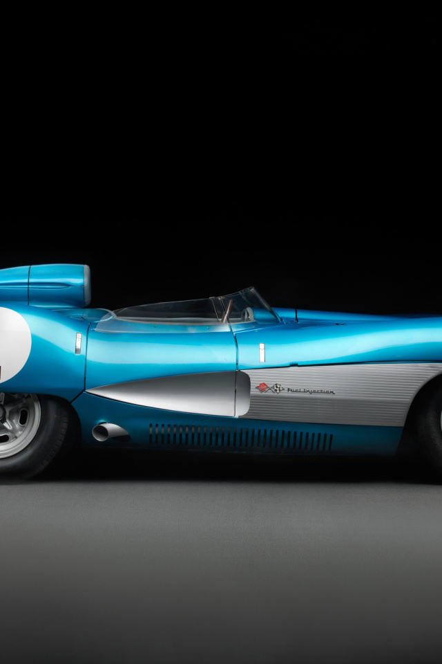 Спортивный ретро автомобиль Chevrolet Corvette SS XP 64,  1957 года на черном фоне