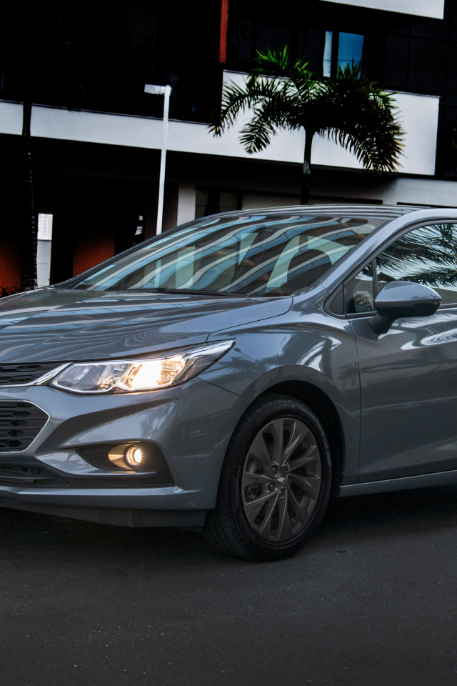 Серый автомобиль Chevrolet Cruze LT, 2018 года