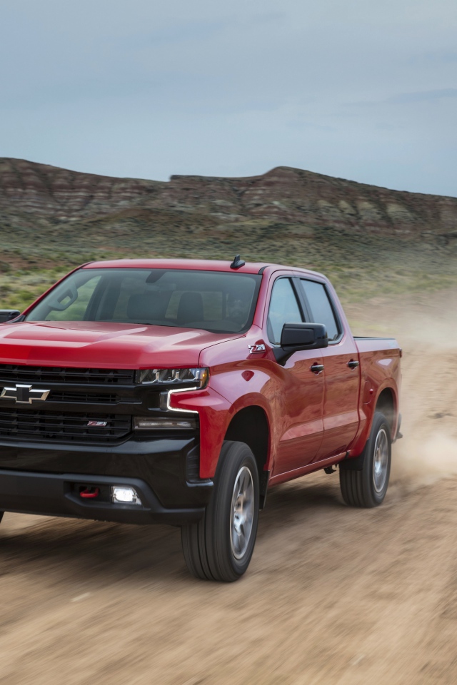 Красный пикап Chevrolet Silverado Z71 на бездорожье