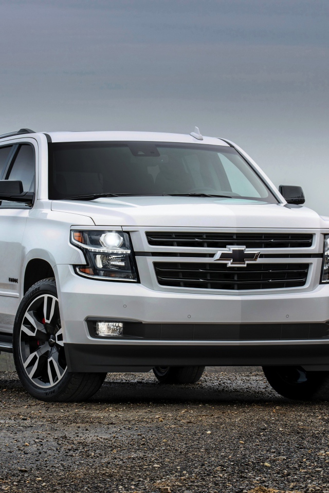Белый внедорожник Chevrolet Tahoe