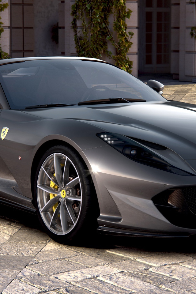 Быстрый кабриолет Ferrari 812 GTS 2019 года у дома