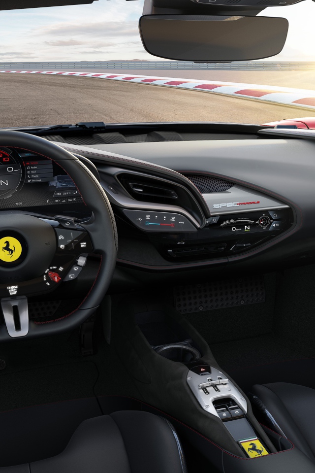 Черный кожаный салон автомобиля Ferrari SF90 Stradale, 2019 года