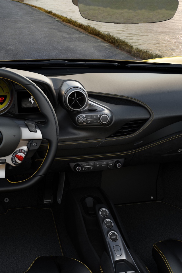 Черный кожаный салон автомобиля Ferrari F8 Spider 2019 года 