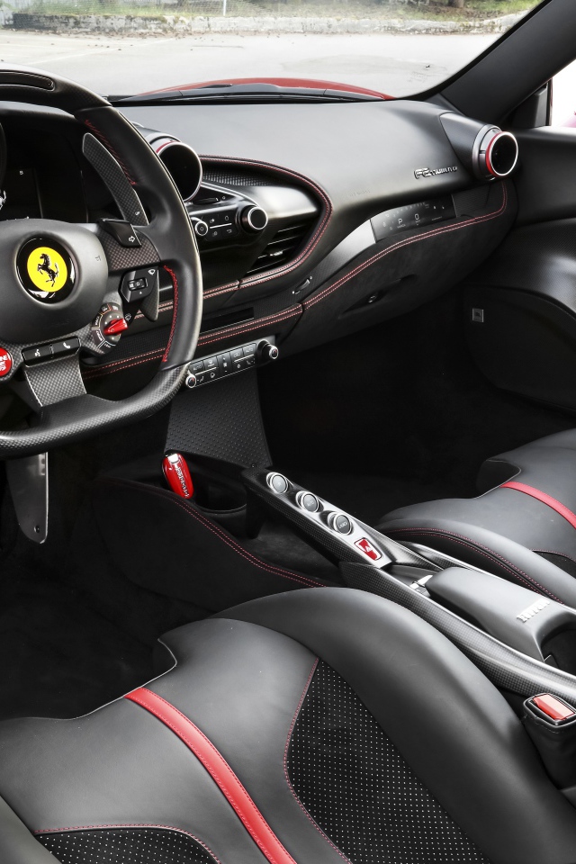 Черный кожаный салон автомобиля Ferrari F8 Tributo 2019 года