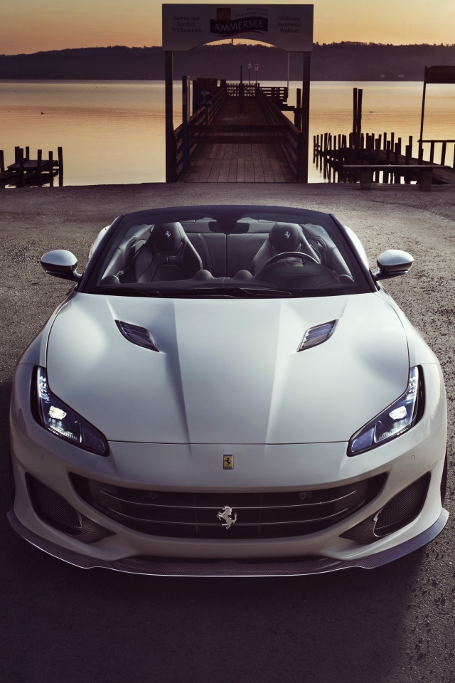 Быстрый автомобиль  Ferrari Portofino 2019 года вид спереди