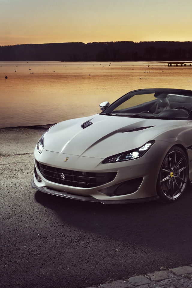 Серебристый кабриолет Ferrari Portofino 2019 года у воды