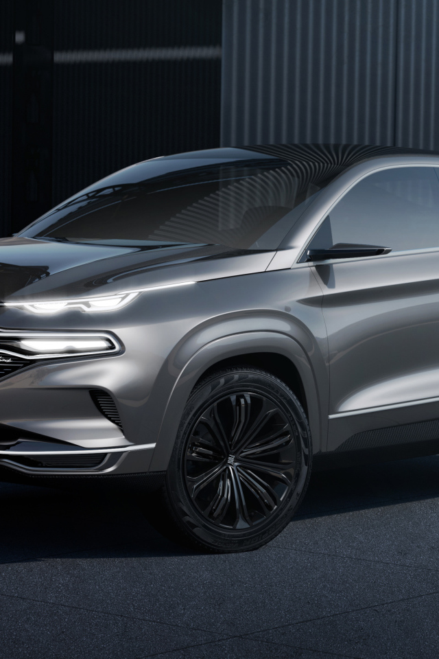 Серебристый внедорожник Fiat Fastback 2019 года у гаража 