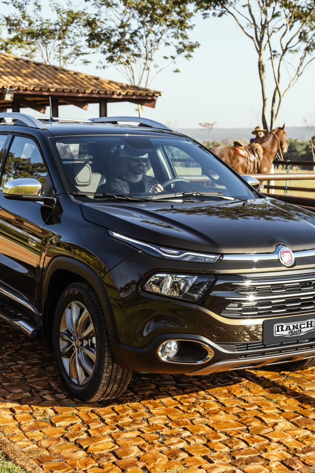 Черный пикап Fiat Toro Ranch, 2018 года на ферме