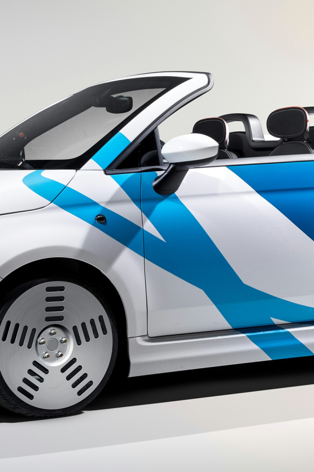 Минивен Fiat 500e,  2019 года на сером фоне