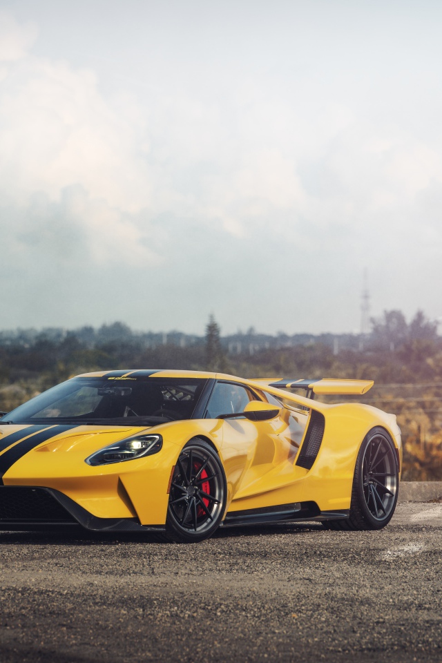 Спортивный желтый автомобиль Ford GT