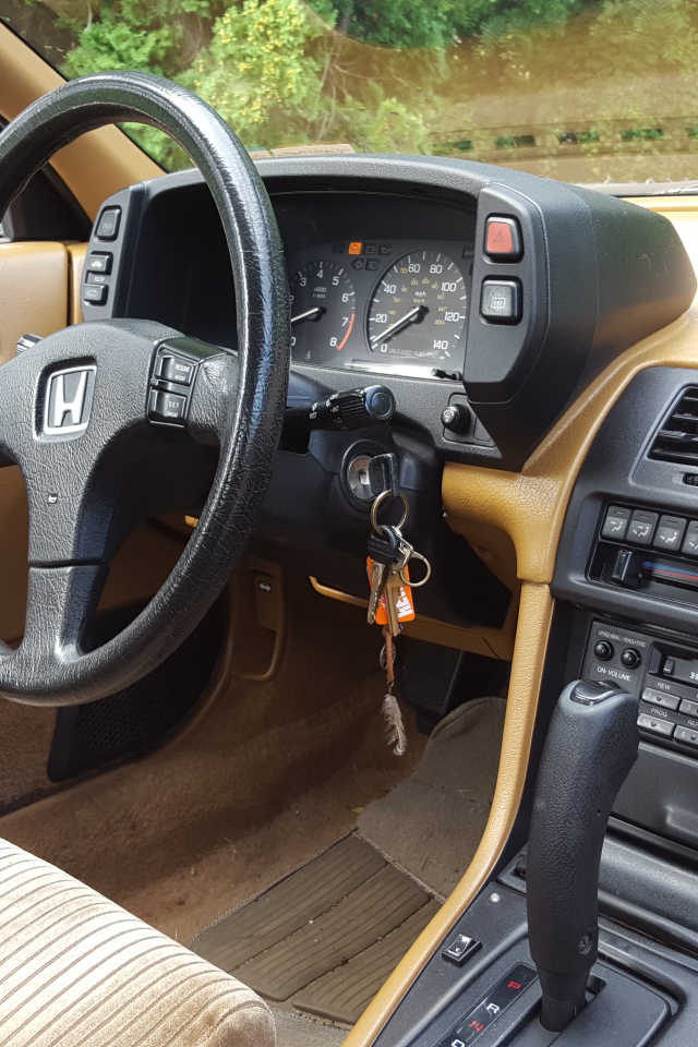 Коричневый салон автомобиля Honda Prelude 