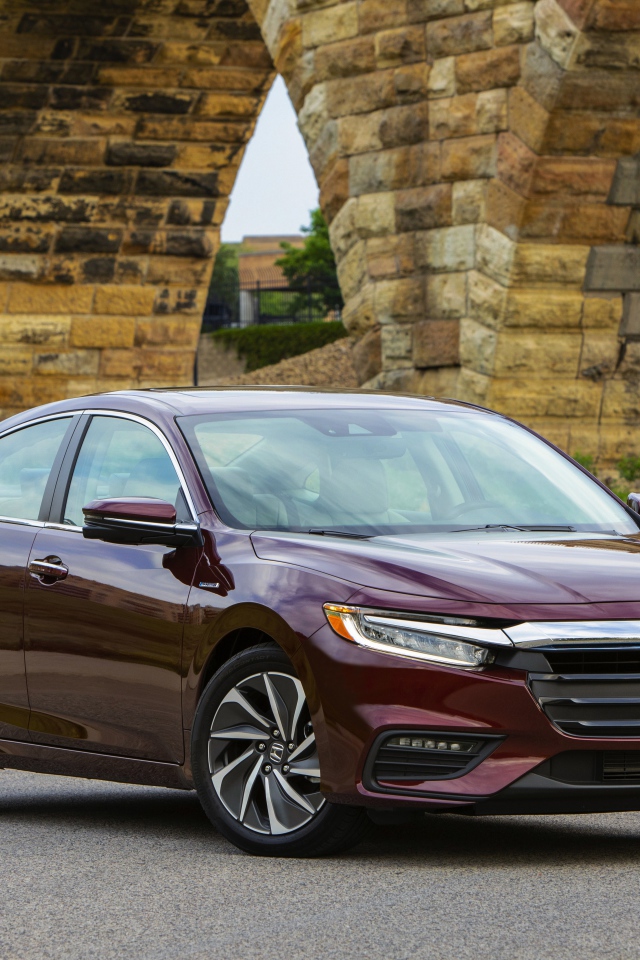 Бордовый автомобиль Honda Insight у моста