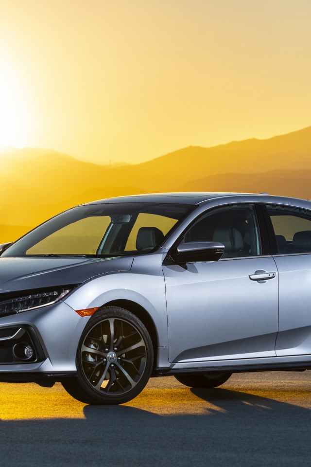 Серебристый Honda Civic Sport Touring, 2020 года в лучах солнца