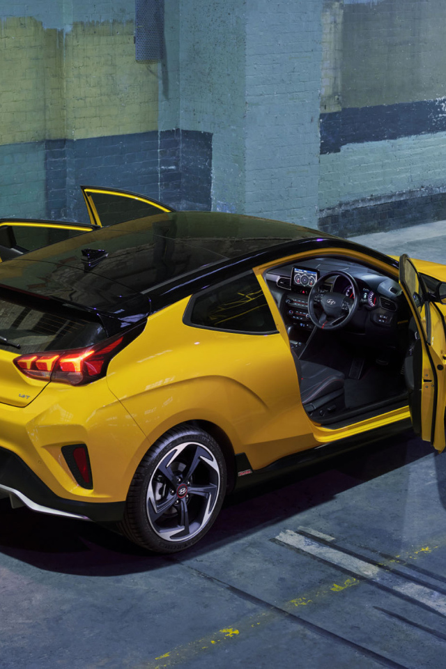 Желтый автомобиль Hyundai Veloster Turbo 2019 года с открытыми дверями