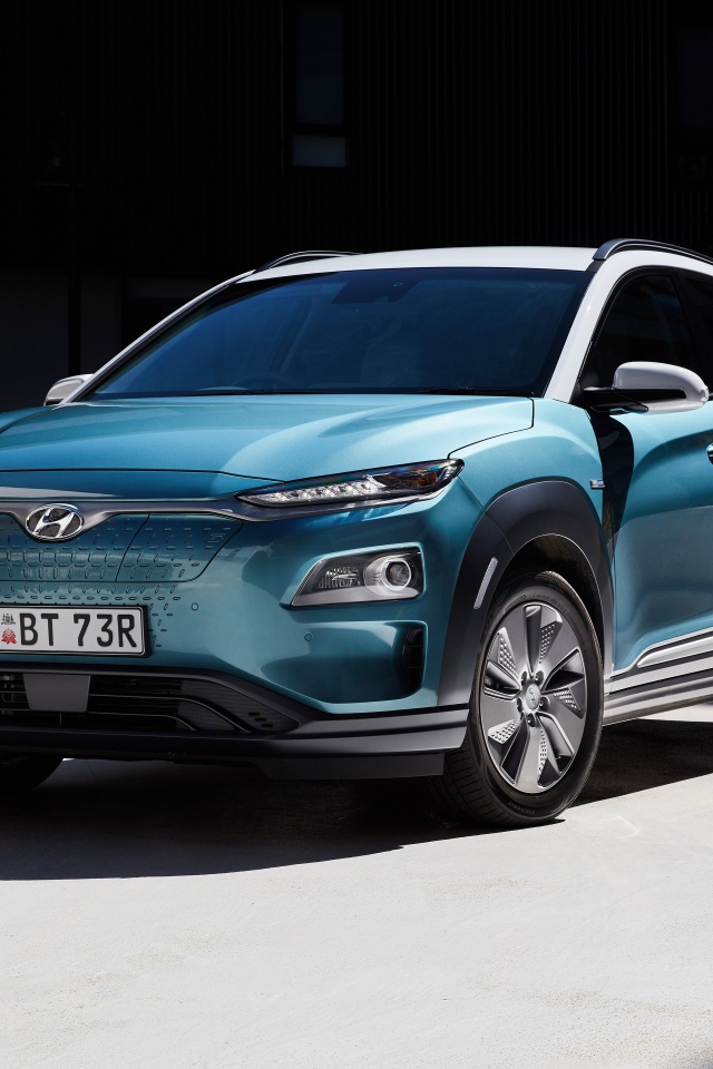 Синий электромобиль Hyundai Kona 2019 года