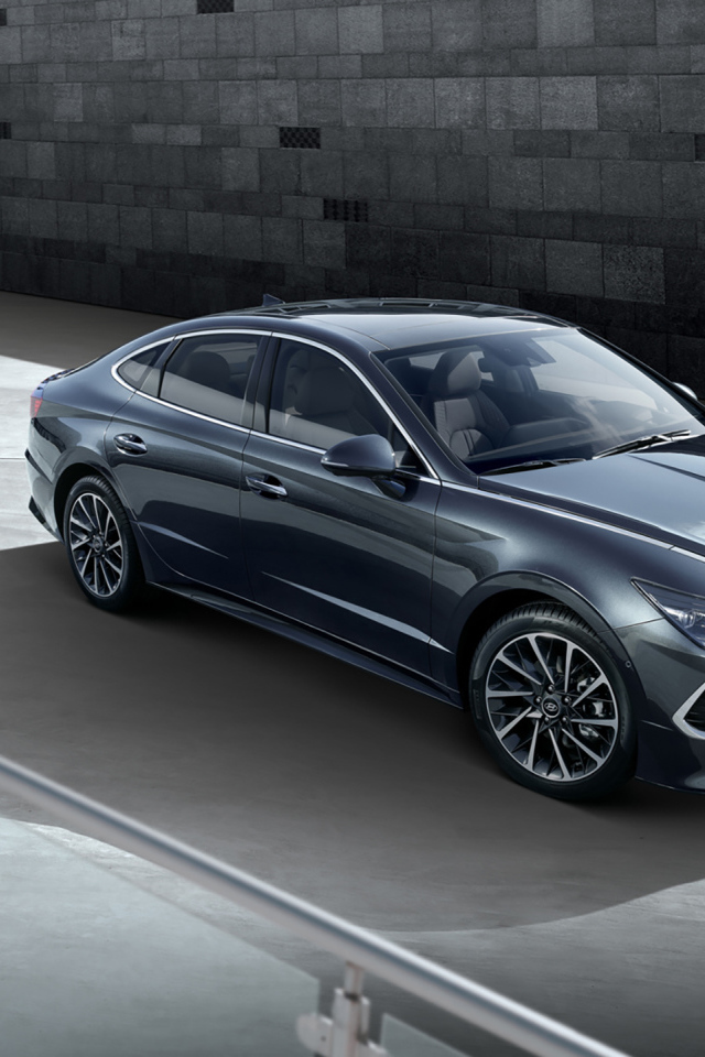 Автомобиль Hyundai Sonata 2019 года у стены