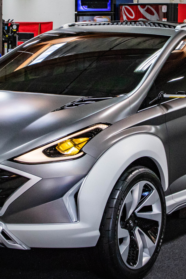 Серебристый мини автомобиль Hyundai SAGA EV