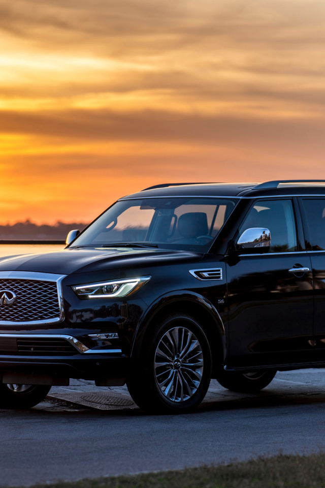 Черный внедорожник Infiniti QX80  на фоне заката 