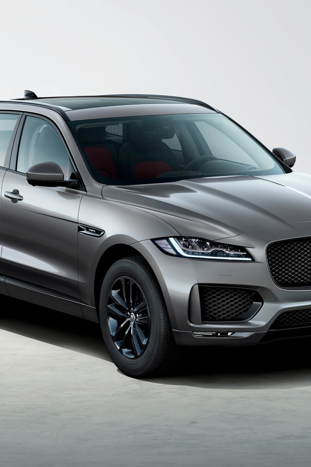 Серебристый автомобиль Jaguar F-Pace Chequered Flag 2019 года