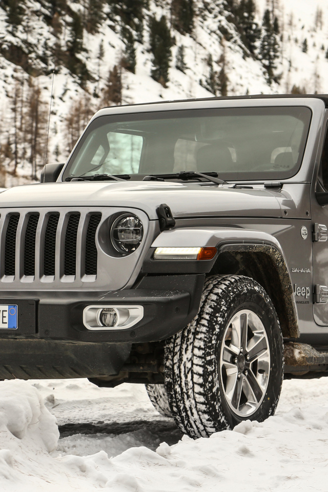 Черный Jeep Wrangler Sahara 2019 года на снегу
