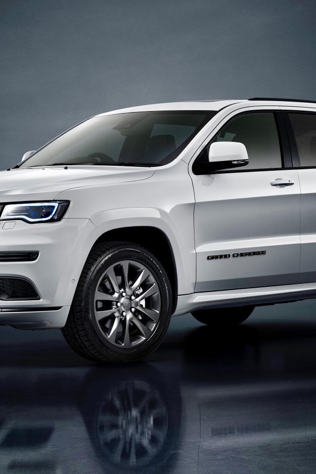 Серый внедорожник Jeep Grand Cherokee S Overland 2019 года на сером фоне