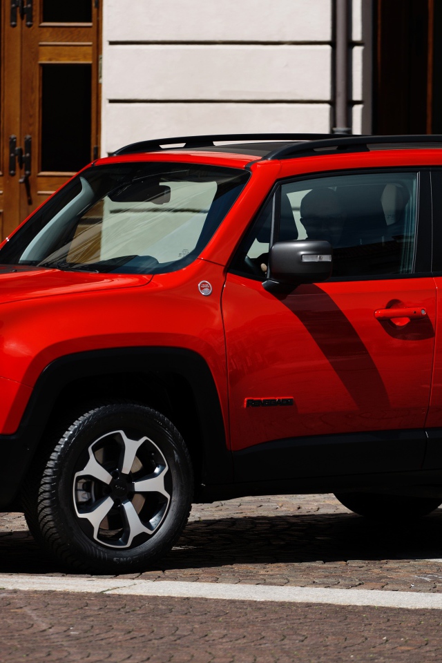 Красный Jeep Renegade Trailhawk Plug-In Hybrid, 2019 года у здания