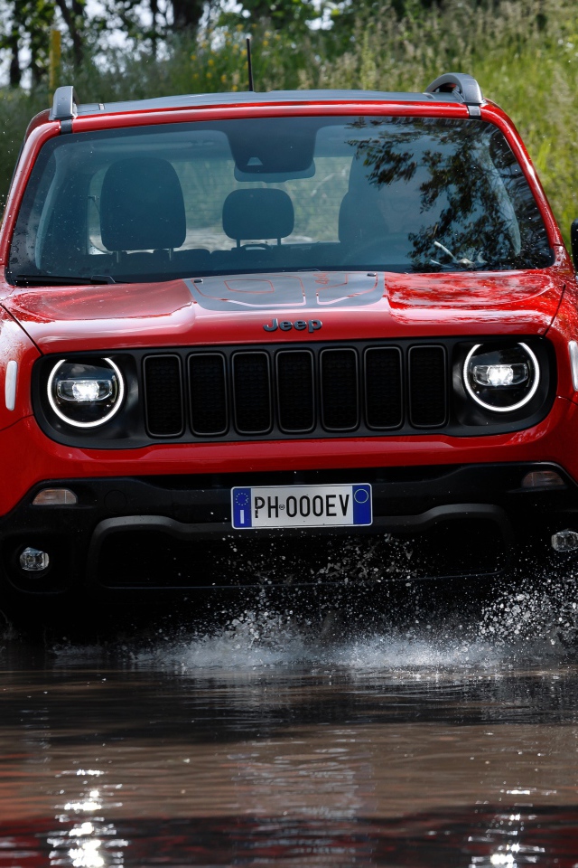 Внедорожник Jeep Renegade Trailhawk Plug-In Hybrid,  2019 года едет по воде