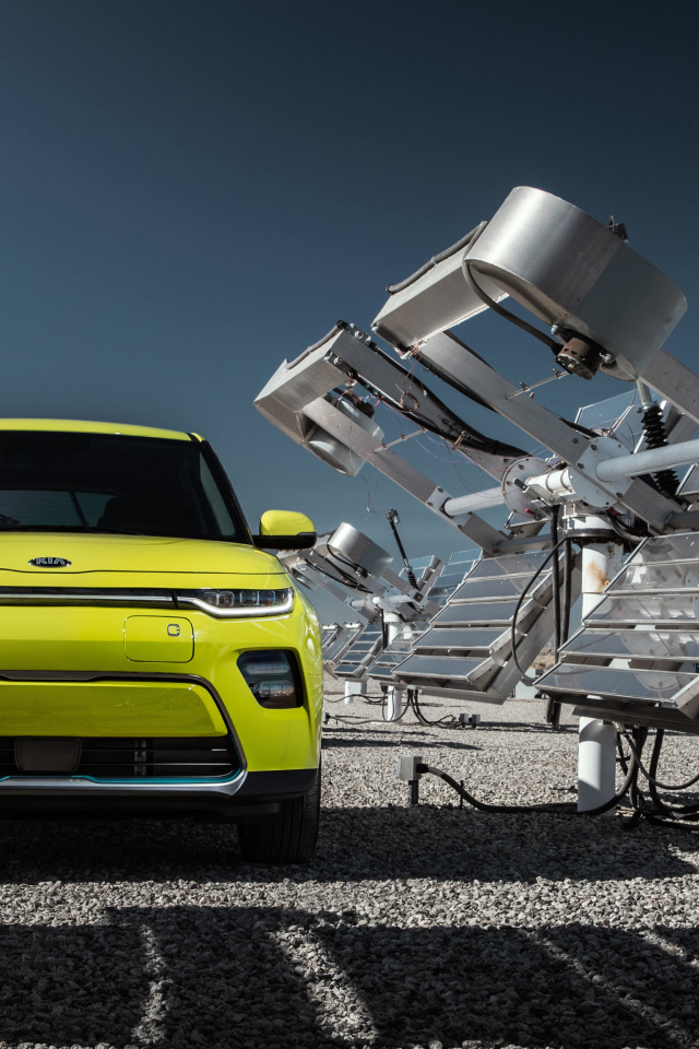 Автомобиль Kia Soul EV, 2020 года у солнечных батарей