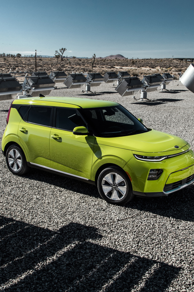 Салатовый автомобиль Kia Soul EV, 2020 года на асфальте
