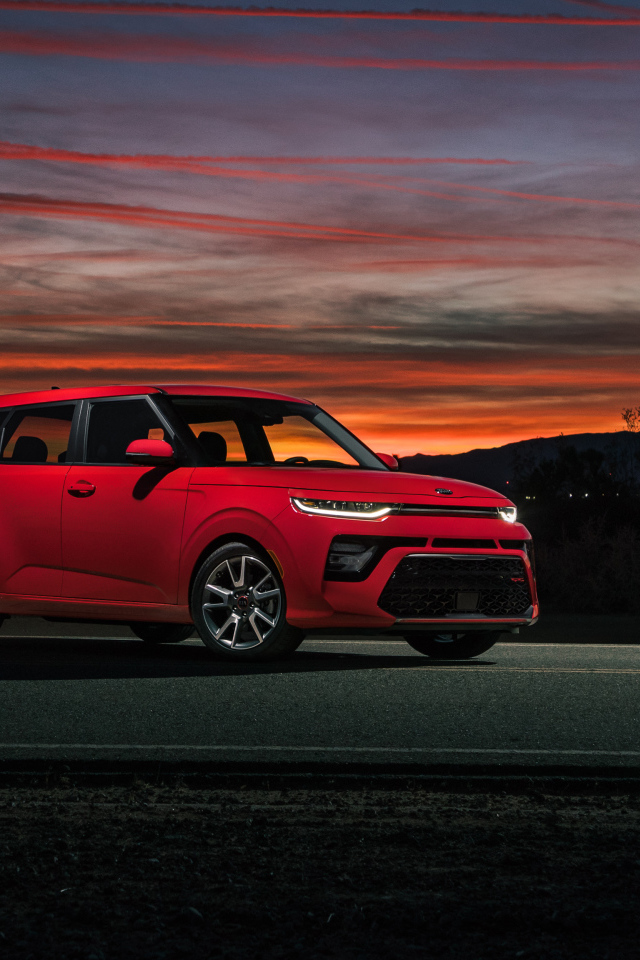 Красный автомобиль Kia Soul GT-Line, 2020 года на фоне ночного неба