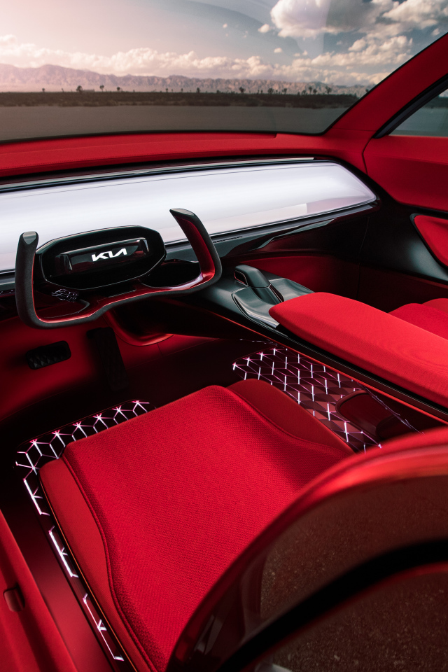 Красный салон автомобиля Kia Habaniro