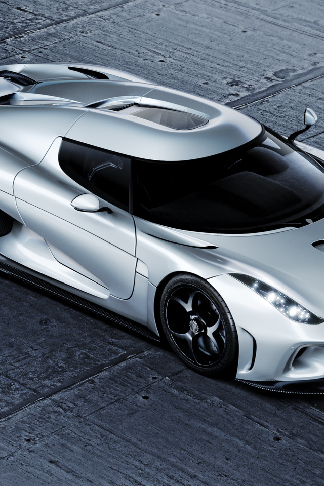 Серебристый автомобиль Koenigsegg Regera CGI 