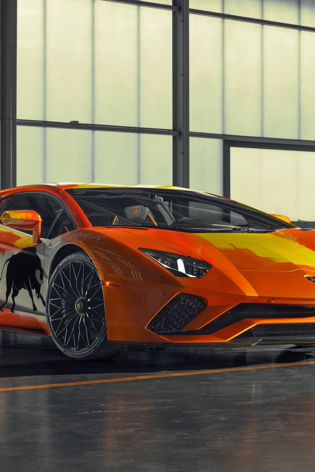 Автомобиль Lamborghini Aventador S, 2019 года в ангаре