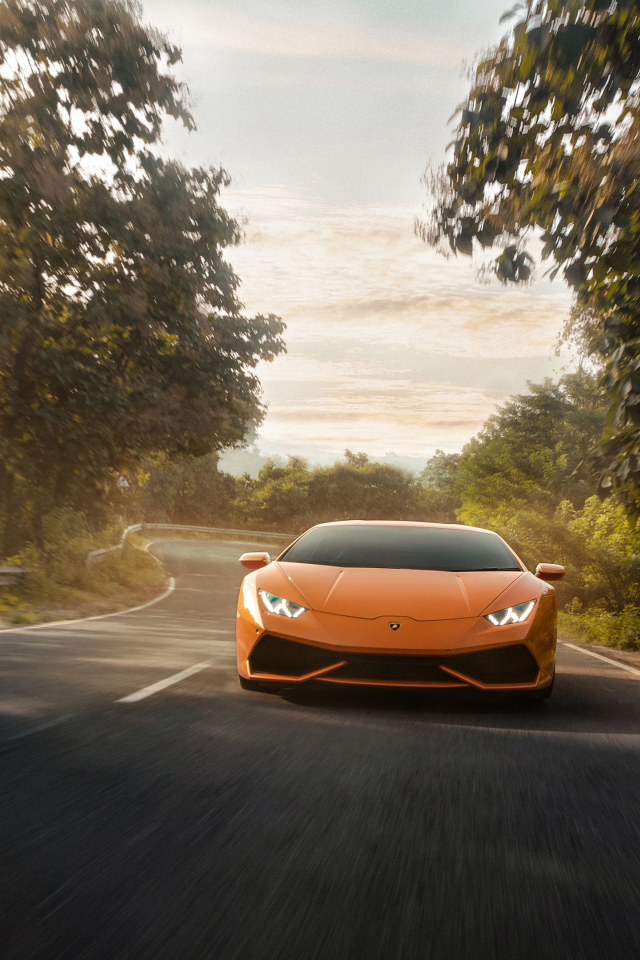 Спортивный автомобиль Lamborghini Huracan 2019 года на трассе
