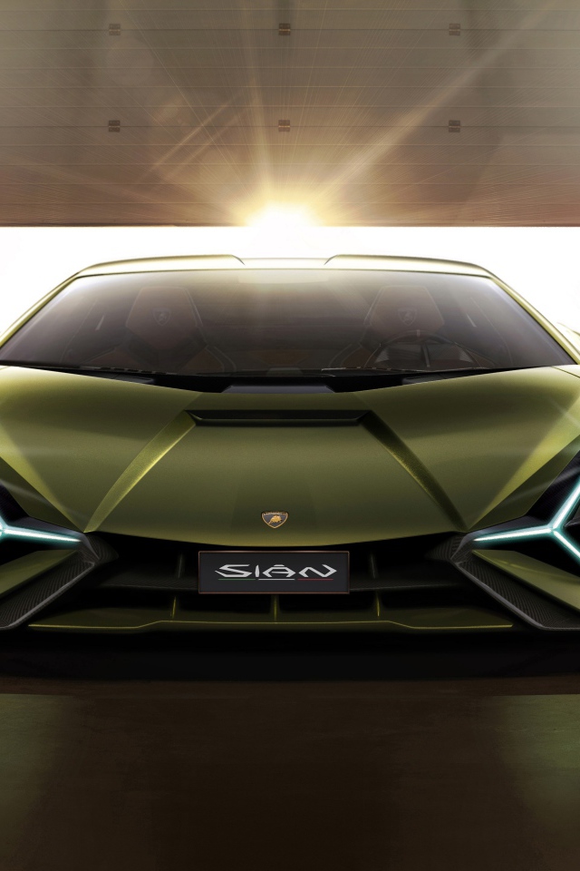 Автомобиль Lamborghini Sian 2019 года в свете софитов
