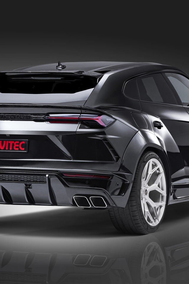 Черный Novitec Lamborghini Urus Esteso 2019 года вид сзади на сером фоне